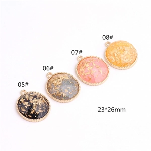 Set of four 23x26mm round resin heart pendants with gold foil and twisted metal edges
