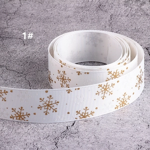 Rotolo di nastro grosgrain bianco con fiocchi di neve dorati per decorazioni natalizie
