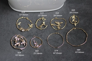 Tabla de tallas detallada para dijes de joyería de bosque chapados en oro de 18K