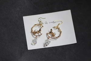 Detalle de accesorios para pendientes de colibrí en oro 18K con perlas y piedras