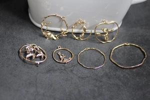 Detalle de dijes de bricolaje chapados en oro de 18K con temas de bosque y mariposas
