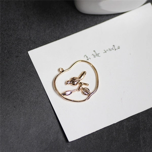 Detalle del colgante de pájaro en rama chapado en oro de 18K para joyería DIY