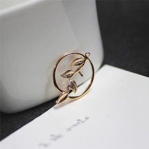 Vista macro del colgante de hoja bañada en oro de 18K accesorio para joyería DIY artesanal