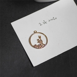 Vista macro de dije de flor de cerezo hueco chapado en oro 18K para joyería DIY