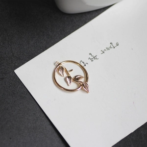 Detalle del colgante redondo con hojas chapado en oro 18K para creación de joyas DIY
