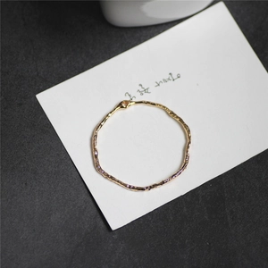 Detalle de colgante redondo chapado en oro 18K con textura martillada para joyas