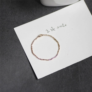 Detalle de anillo fino bañado en oro de 18K con textura de ondas artesanales