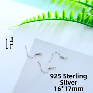 Detail van 925 sterling zilveren oorhaakjes met S925-stempel en afmetingen van 16x17mm