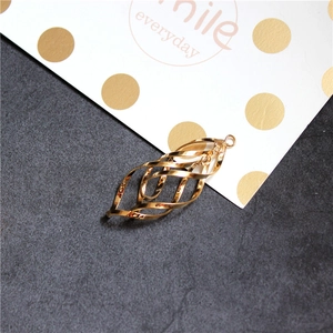 Vue macro détaillée d'un pendentif en spirale doré pour la création de bijoux DIY