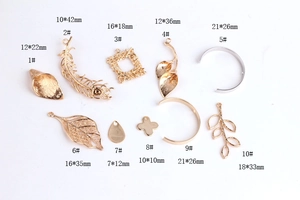 Detail van 18K vergulde koperen blad- en geometrische bedels voor DIY sieraden met maten