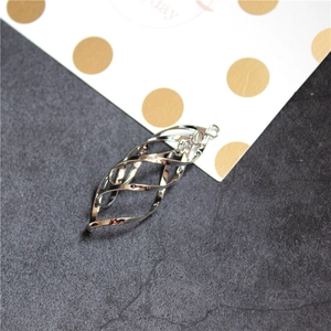 Détail macro d'un pendentif cage en spirale argenté avec finition plaquée or 18 carats