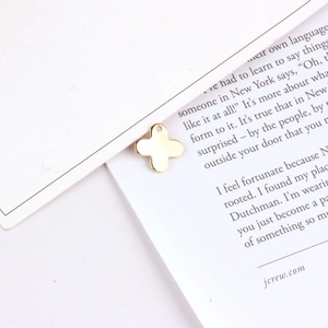Detailopname van een 18K vergulde klaverblad hanger voor DIY sieraden maken projecten
