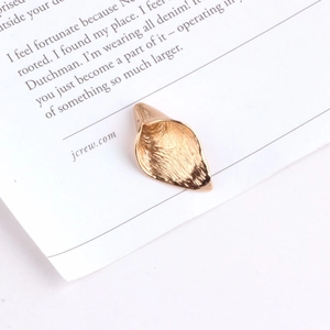 Detail van 18K vergulde calla lelie hanger met geborstelde textuur en metaalglans finish