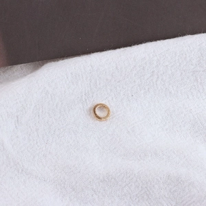 Nahaufnahme des polierten goldenen runden Rings für DIY Ohrring- und Schmuckherstellung