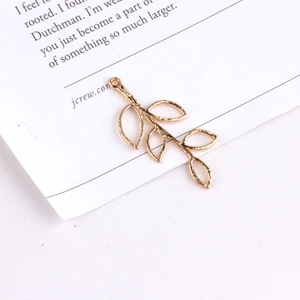 Detail van 18K vergulde holle bladbedels voor het maken van DIY-oorbellen en sieraden