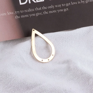 Detailansicht goldener Tropfenanhänger mit fünf Löchern für DIY-Schmuckherstellung