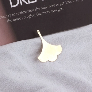 Detailansicht eines goldenen Ginkgoblatt-Anhängers für DIY-Schmuck mit kleiner Öse