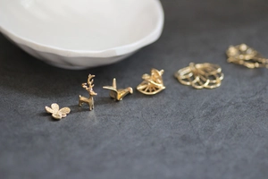 Détails de breloques dorées en forme de papillon et cerf pour la création de bijoux