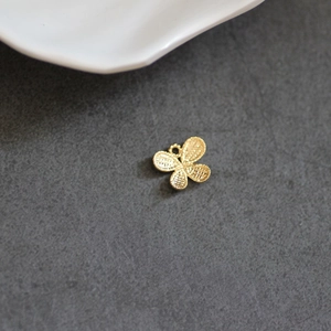 Détail du pendentif papillon doré avec surface texturée pour la création de bijoux DIY
