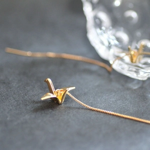 Pendentif grue origami doré à l'or avec chaîne fine pour création de bijoux DIY élégants