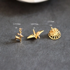 Pendentifs cerf, grue et gouvernail dorés pour boucles d'oreilles DIY sur fond gris