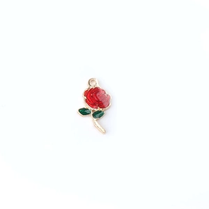 Dettaglio di pendente a rosa rossa fatto a mano con placcatura in oro e foglie verdi