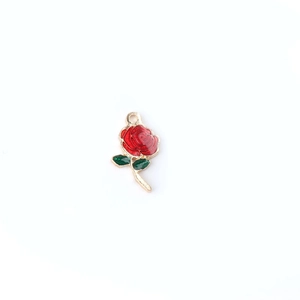 Ciondolo a forma di rosa in lega con smalto rosso e foglie verdi per gioielli fai da te
