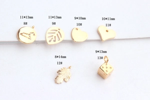 Lot de breloques dorées aux formes de cœur, feuille et zodiaque avec de petits zircons brillants