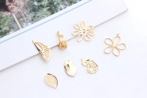 Détails de breloques DIY en laiton plaqué or en formes de fleurs, feuilles et cœurs