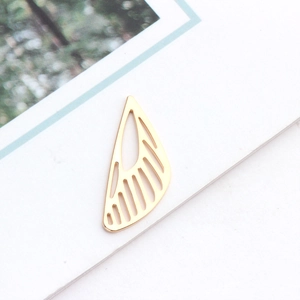 Détail de breloques en feuilles évidées plaquées or avec texture métallique pour bijoux DIY