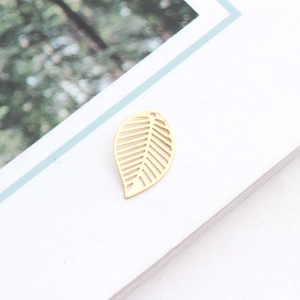 Détail du pendentif feuille dorée ajourée avec texture de nervures pour bijoux DIY