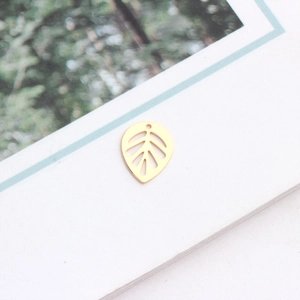 Vue détaillée d'un pendentif en forme de feuille dorée pour création de bijoux