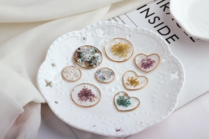 Vintage handmade resin pendant with dried flowers and pearls in gold metal frame
