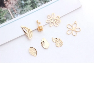 Pendentifs bijoux DIY dorés avec motifs fleurs, feuilles et cœurs pour boucles