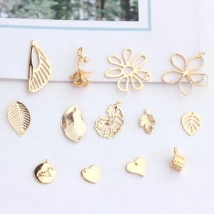 Lot de 12 breloques dorées DIY pour bijoux avec formes de feuilles fleurs et cœurs