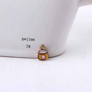 Macro-opname van een gele DIY gelukszak-hanger met witte ster en 8x11mm afmetingen