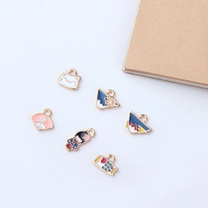 Detailopname van DIY emaille hangers met Japanse motieven van katten, waaiers en poppen