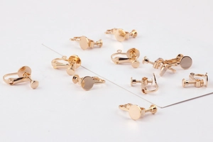 Dettaglio macro di convertitori per orecchini a clip dorati con base piatta e occhiello