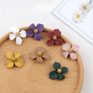 Matte bloemen oorbel bedeltjes in diverse kleuren met goudkleurig centrum