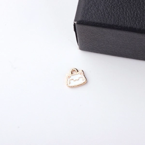 Detailopname van de kattenkop emaille bedel met goudkleurige rand voor DIY sieraden