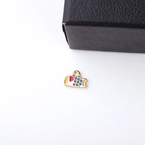 Macro-opname van kleurrijke Koinobori-visbedeltjes met goudlegering voor sieraden