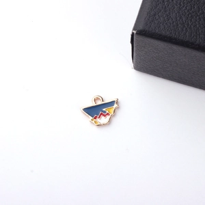 Macrodetail van stripfiguur hanger van legering met email voor DIY sieraden maken