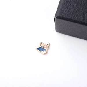 Detail van een doe-het-zelf hanger met Mount Fuji en kersenbloesems voor sieraden