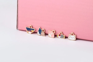 Macro-opname van Japanse DIY-bedeltjes met de berg Fuji, waaier en gelukskat voor sieraden