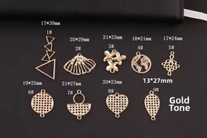 Detalle de nueve dijes geométricos de aleación dorada para creación de joyas DIY
