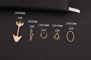 Detalle de colgantes dorados con dimensiones exactas para la creación de joyería artesanal