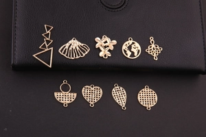 Colección de nueve colgantes dorados geométricos y de corazón para crear joyas artesanales