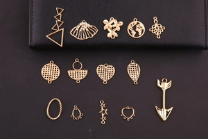 Colección de colgantes geométricos de aleación dorada para la creación de joyas DIY