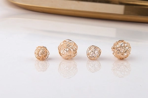 Vista macro de cuentas huecas de hilo dorado con perlas y circón para joyería DIY
