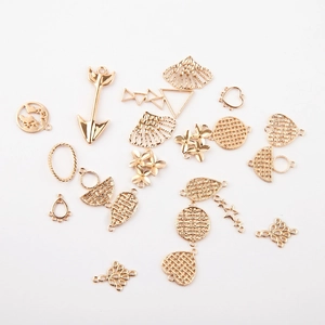 Vista detallada de colgantes dorados de corazón y formas geométricas para joyería DIY